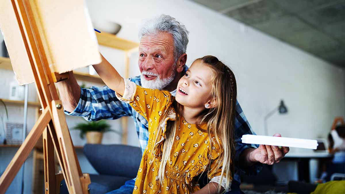 Envejecimiento activo, abuelo y nieta pintando